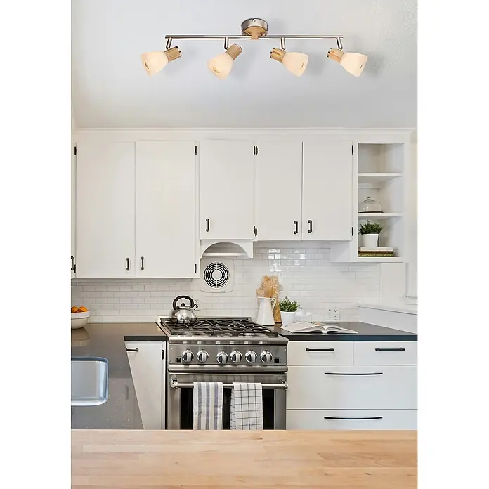 Globo Gylfii Deckenstrahler - 160 W, L x B x H: 60 x 9 x 15,5 cm, Nickel matt, Opal, E14, Anzahl Leuchtmittel: 4 Stk. - Gebürstete Metall-Schiene mit vier Strahlern, hellen Holz-Akzenten und mattierten Glasschirmen, an einer Küchendecke montiert.
