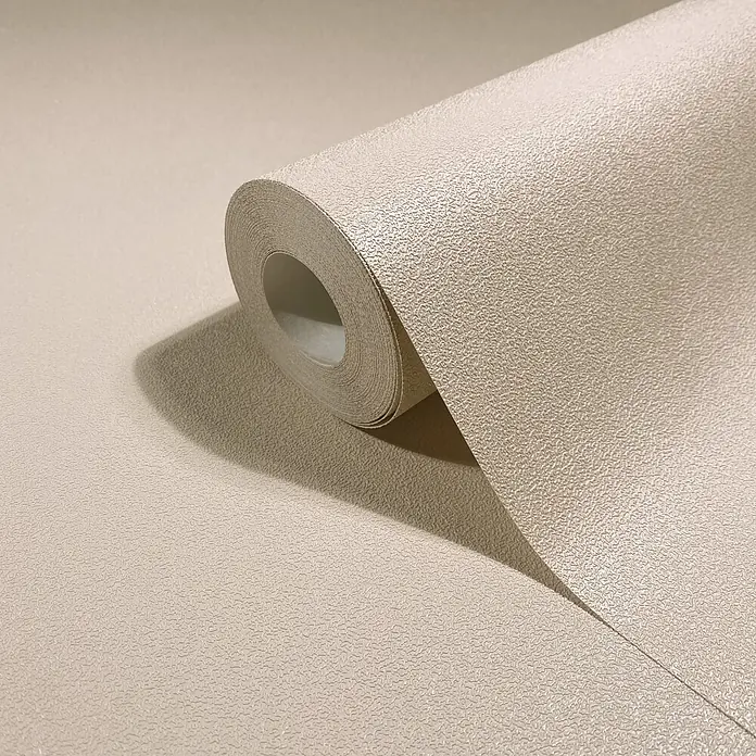Marburg Vliestapete Novamur Naomi Uni I - Beige-Braun, Uni, 10,05 x 0,53 m - Rolle beigefarbener Struktur-Tapete, teilweise abgerollt, mit feinem Muster.