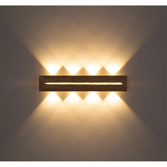 Globo LED-Wandleuchte Rojas - 21 W, Warmweiß - Rechteckige Wandleuchte aus hellbraunem Beton, die warmes Licht nach oben, unten und durch einen zentralen Schlitz abstrahlt.