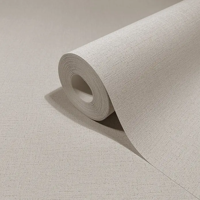 Marburg Vliestapete Novamur Oriana - Beige, Uni, 10,05 x 0,53 m - Rolle strukturierter beiger Tapete mit Leinen-Finish, teilweise ausgerollt, zeigt das Muster.
