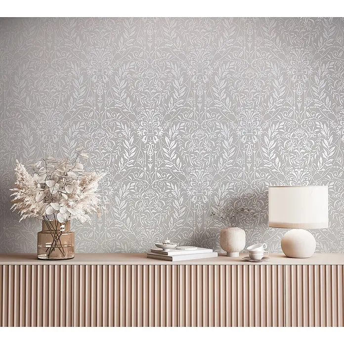Marburg Vliestapete Novamur Oriana Floral I - Grau-Beige, Floral, 10,05 x 0,53 m - Florale Mustertapete in Hellgrau und Silber, bedeckt eine Wand über einem Konsolentisch in einem Raumambiente.