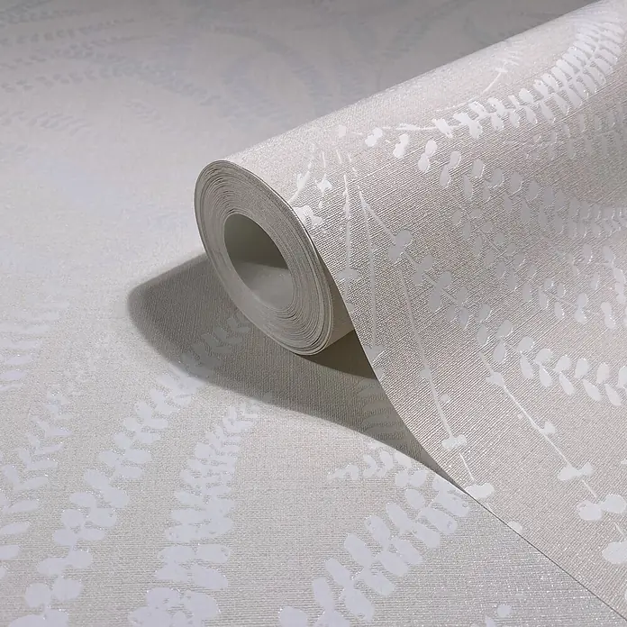 Marburg Vliestapete Novamur Oriana Floral - Weiß-Beige, Floral, 10,05 x 0,53 m - Rolle hellbeiger Tapete mit Webstruktur und glänzendem, weißem Blättermuster.