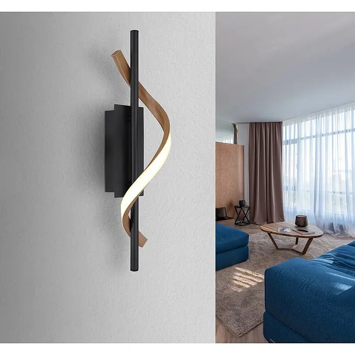Globo LED-Wandleuchte Watkins - 12,5 W, Warmweiß - Wandleuchte mit schwarzem Sockel und geschwungenem Holzelement mit integrierter LED. Beleuchtet ein modernes Wohnzimmer.
