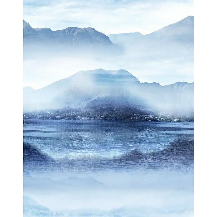 Marburg Smart Art Easy Fototapete Illustration II - B x H: 212 x 270 cm, Vlies - Nebelverhangene blaue Berglandschaft mit ruhigem See, der die Berge spiegelt. Ätherische Szene.