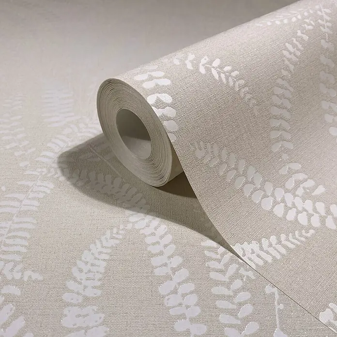 Marburg Vliestapete Novamur Oriana Floral - Beige, Floral, 10,05 x 0,53 m - Rolle hellbeiger strukturierter Tapete mit glänzendem weißem Farnmuster, teilweise abgerollt.