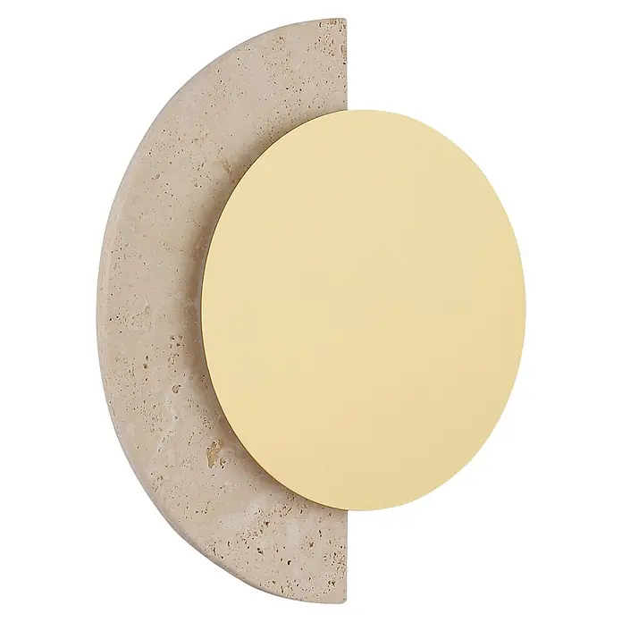 Globo LED-Wandleuchte Rojas - 14 W, Warmweiß - Überlappende beigefarbene Travertin-Sichel und goldene Metallplatte.