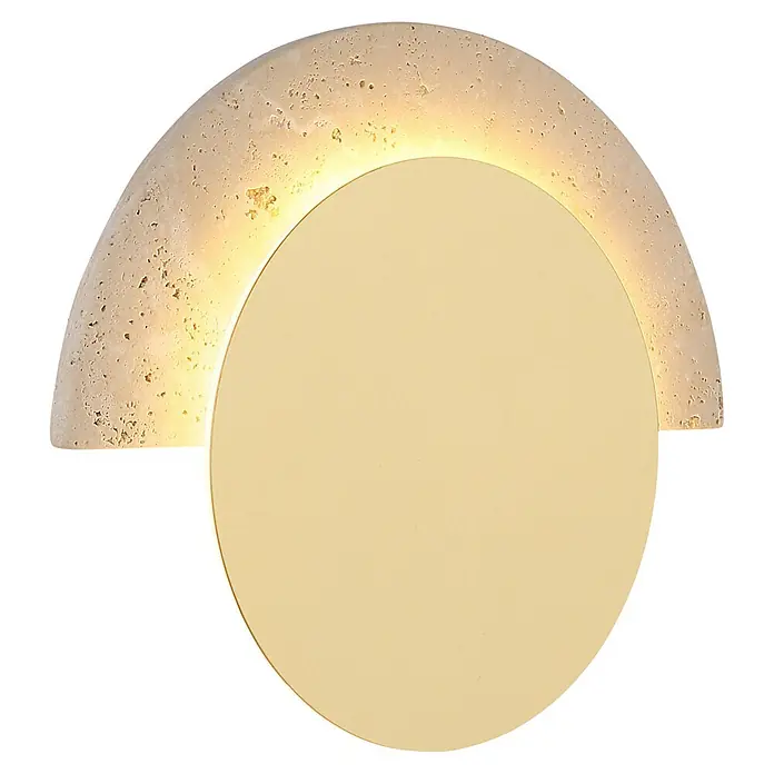 Globo LED-Wandleuchte Rojas - 14 W, Warmweiß - Halbrunde Wandleuchte mit texturierter, heller Steinrückseite und goldgelber runder Frontplatte, die warmes indirektes Licht abgibt.