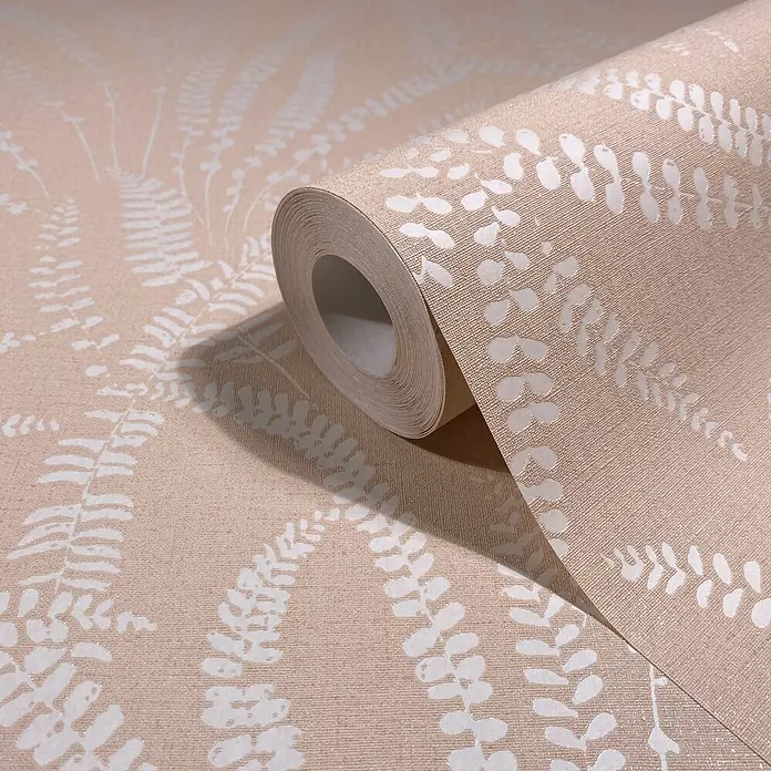 Marburg Vliestapete Novamur Oriana Floral - Orange, Floral, 10,05 x 0,53 m - Eine Rolle hellbeiger, strukturierter Tapete mit einem weißen Farnmuster.