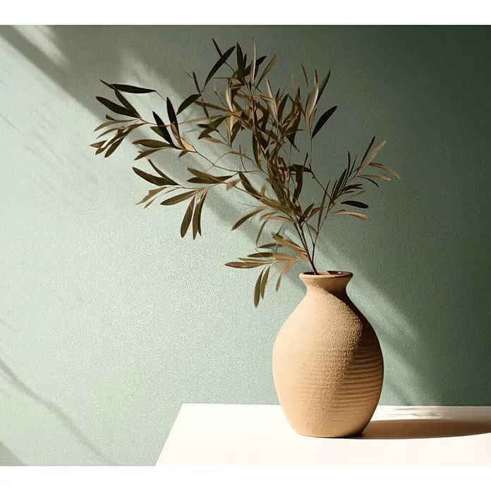 Marburg Vliestapete Novamur Naomi Uni I - Salbeigrün, Uni, 10,05 x 0,53 m - Terrakottavase mit Olivenzweigen auf einer weißen Oberfläche, mit dynamischen Schatten.