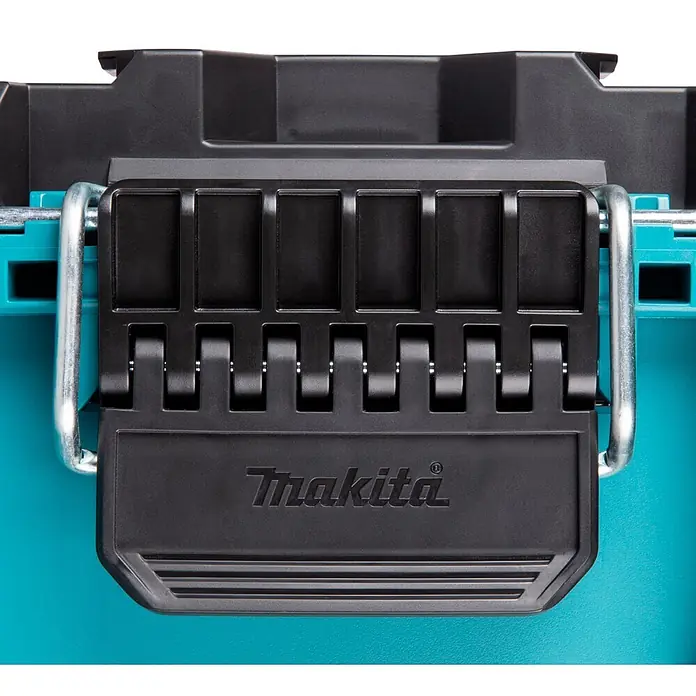 Makita Werkzeugkasten Maktrak L - Kunststoff, L x B x H: 80,2 x 56,5 x 25,2 cm - Nahaufnahme des schwarzen Kunststoff-Verschlusses einer Makita Werkzeugkiste mit Logo und silbernem Metallgriff auf türkisfarbener Box.
