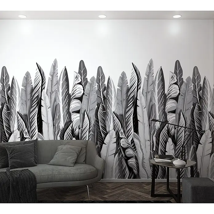 Marburg Smart Art Easy Fototapete Floral I - B x H: 159 mm x 270 cm, Vlies, Schwarz-Weiß - Wandtapete mit einem Schwarz-Weiß-Muster aus tropischen Blättern, an einer Wand hinter einem Sofa und einem Beistelltisch.