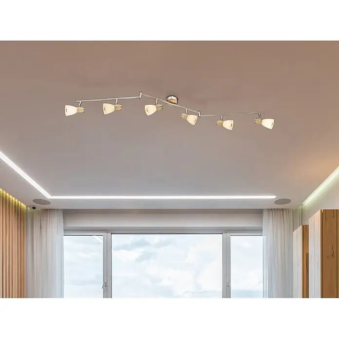Globo Gylfii Deckenstrahler - 240 W, L x B x H: 145 x 9 x 18 cm, Nickel matt, Opal - Silberne Schienenleuchte mit 8 verstellbaren Strahlern, Holzsockeln und hellen Schirmen, an der Decke montiert.