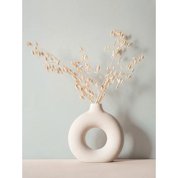 Marburg Vliestapete Novamur Naomi Uni I - Grau, Uni, 10,05 x 0,53 m - Beige, donut-förmige Keramikvase mit getrocknetem Hafer, auf heller Oberfläche.