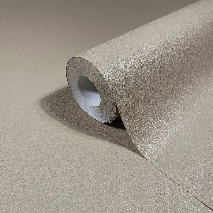 Marburg Vliestapete Novamur Naomi Uni I - Grau-Beige, Uni, 10,05 x 0,53 m - Hellbraune, texturierte Tapetenrolle teilweise abgerollt.