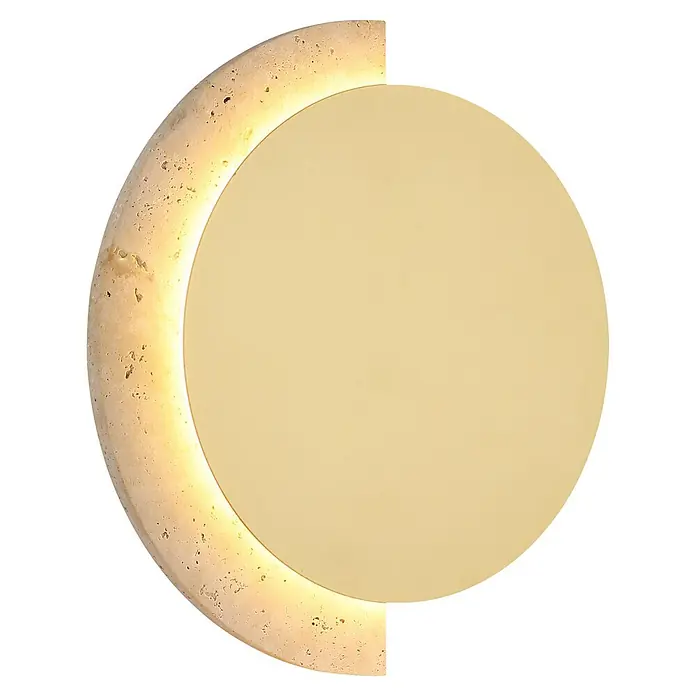 Globo LED-Wandleuchte Rojas - 12 W - Sichelförmige Wandleuchte aus hellem Strukturstein mit warmem LED-Licht, teils von beiger Scheibe bedeckt.