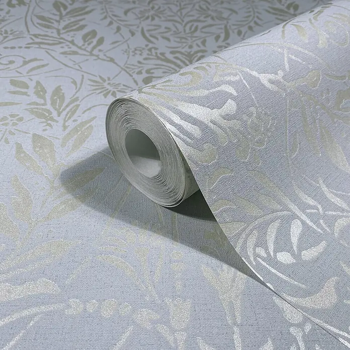 Marburg Vliestapete Novamur Oriana Floral I - Grau-Blau, Floral, 10,05 x 0,53 m - Teilweise ausgerollte hellblaue strukturierte Tapete mit schimmerndem beigem Blumen- und Blattmuster.