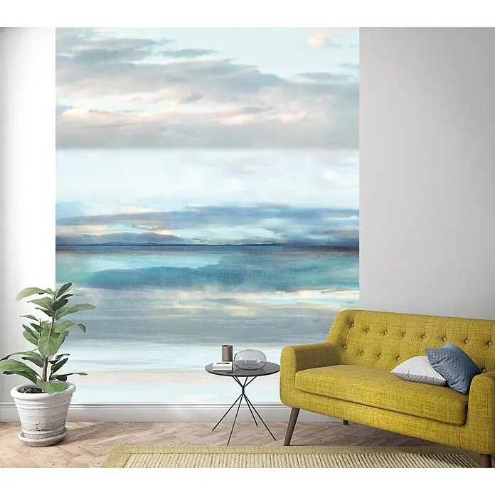 Marburg Smart Art Easy Fototapete Illustration I - B x H: 212 x 270 cm, Vlies - Große abstrakte Wandkunst mit ruhigem blau-weißem Wolkenhimmel über stillem Wasser in einem modernen Wohnzimmer.