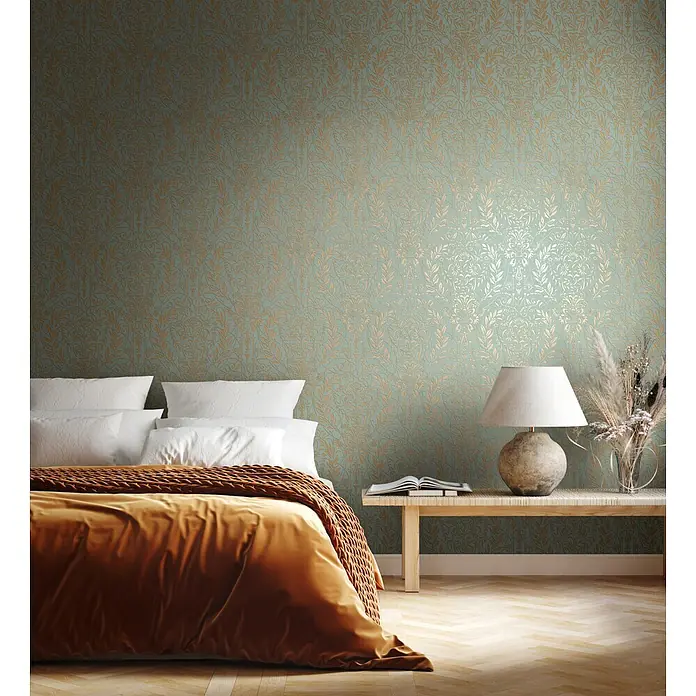 Marburg Vliestapete Novamur Oriana Floral I - Grün, Floral, 10,05 x 0,53 m - Türkisfarbene Tapete mit metallisch-goldenem Blätter- und Blumenmuster an einer Schlafzimmerwand.