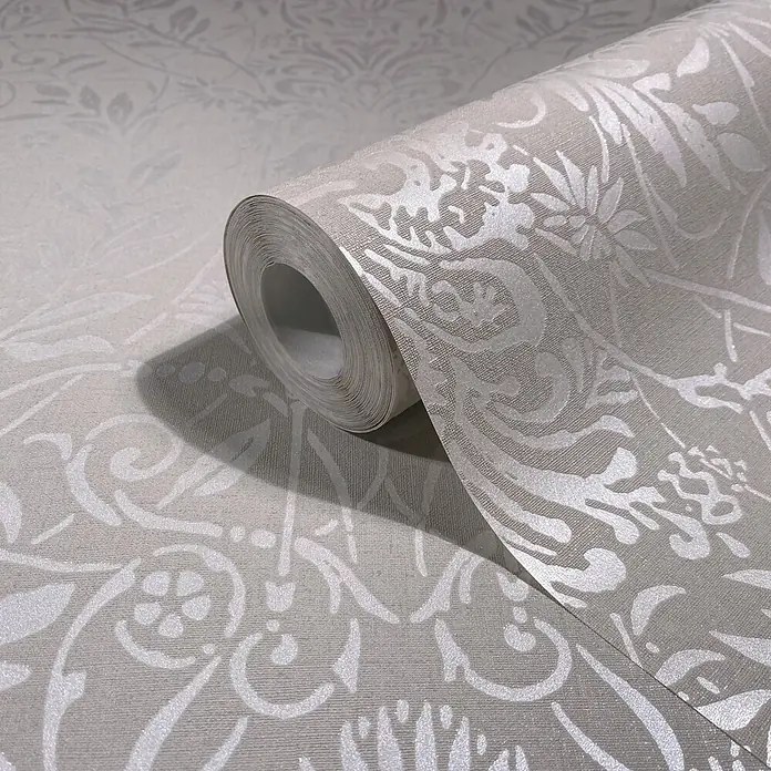 Marburg Vliestapete Novamur Oriana Floral I - Grau-Beige, Floral, 10,05 x 0,53 m - Helle beigefarbene Tapetenrolle mit schimmerndem, geprägtem Blumenmuster, teilweise abgerollt.