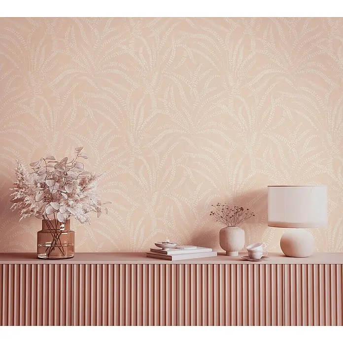 Marburg Vliestapete Novamur Oriana Floral - Orange, Floral, 10,05 x 0,53 m - Hellrosa Tapete mit wiederholtem weißem Farnmuster an einer Wand.