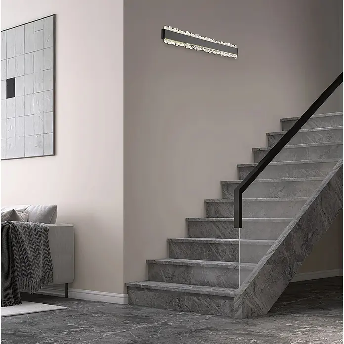 Globo LED-Wandleuchte Stalagmita - 12 W, Neutralweiß - Rechteckige schwarze Wandleuchte mit funkelnden Kristall-Elementen beleuchtet eine moderne Treppe.