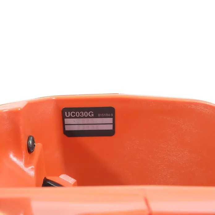 Makita Akku-Kettensäge UC030GE103 - 40 V, Li-Ionen, 1 Akku, Schwertlänge: 50 cm - Orangefarbenes Kunststoff-Werkzeugteil mit schwarzem Etikett, das 'UC030G' und 'B151R4-9' anzeigt.