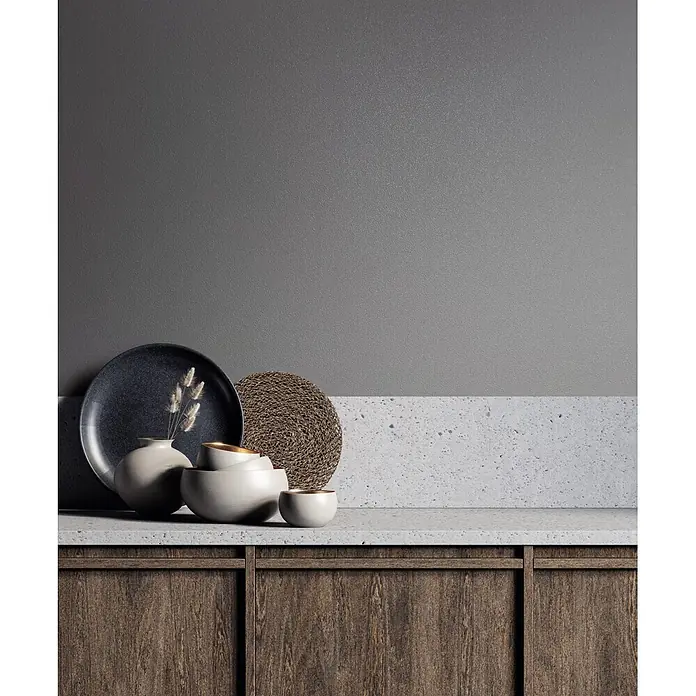 Marburg Vliestapete Novamur Naomi Uni I - Taupe-Grau, Uni, 10,05 x 0,53 m - Sortiment moderner Küchenutensilien: dunkler Teller, helle Schalen mit Gold, Vase mit Trockengras auf Arbeitsplatte.