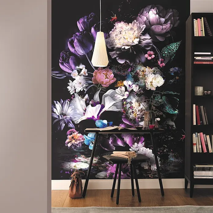 Marburg Smart Art Easy Fototapete Floral II - B x H: 212 x 270 cm, Vlies - Dunkle florale Tapete mit großen lila, weißen und rosa Blumen in einem Raum mit kleinem Schreibtisch und Bücherregal.
