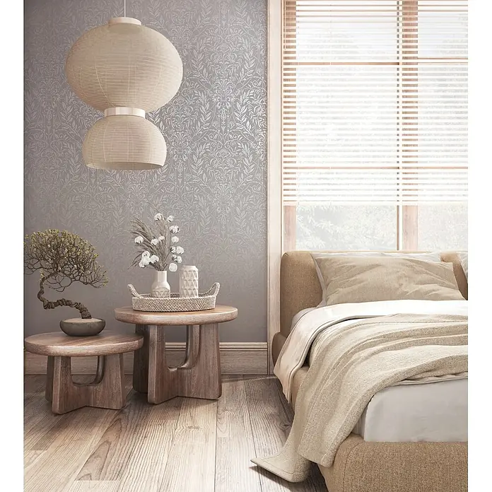 Marburg Vliestapete Novamur Oriana Floral I - Grau-Beige, Floral, 10,05 x 0,53 m - Ein beigefarbenes Polsterbett mit Holznachttischen und naturfarbenen Hängelampen in einem ruhigen Schlafzimmer.
