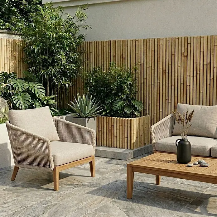Floordirekt Sichtschutzelement Vollrohr-Bambus - B x H: 250 x 150 cm, Naturmaterialien, Beige - Outdoor-Terrassenmöbel-Set mit beigem Sessel, passendem Sofa und einem Holztisch im Gartenambiente.