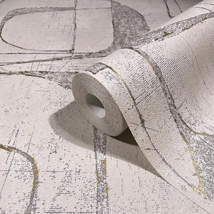 Marburg Vliestapete Novamur Leyla Grafik - Beige, Grafisch, 10,05 x 0,53 m - Gerollte strukturierte Tapete mit abstraktem Muster in Cremeweiß, Grau und Goldakzenten, teilweise ausgerollt.