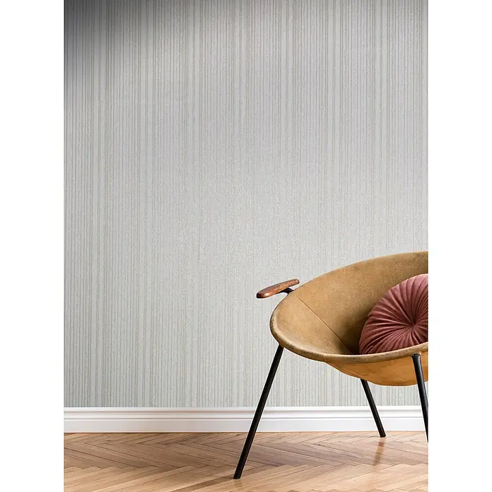 Marburg Vliestapete Novamur Leyla Streifen - Weiß-Beige, Streifen, 10,05 x 0,53 m - Helle Tapete mit dezentem vertikalem Streifenmuster an einer Wand.