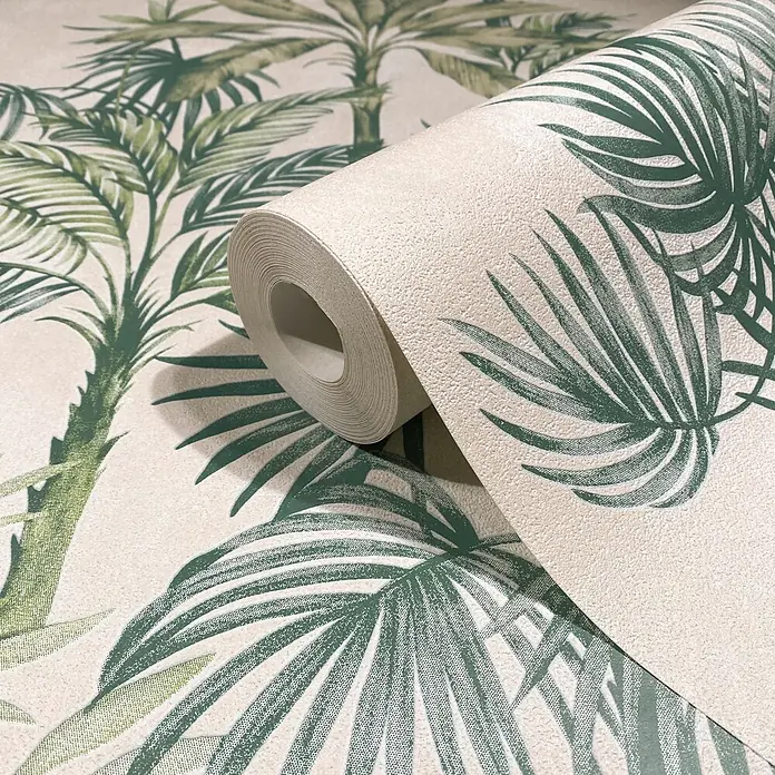 Marburg Vliestapete Novamur Leyla Floral I - Beige-Grün, Floral, 10,05 x 0,53 m - Rolle strukturierter Tapete mit grünem Palmenblattmuster auf hellbeigem Hintergrund.