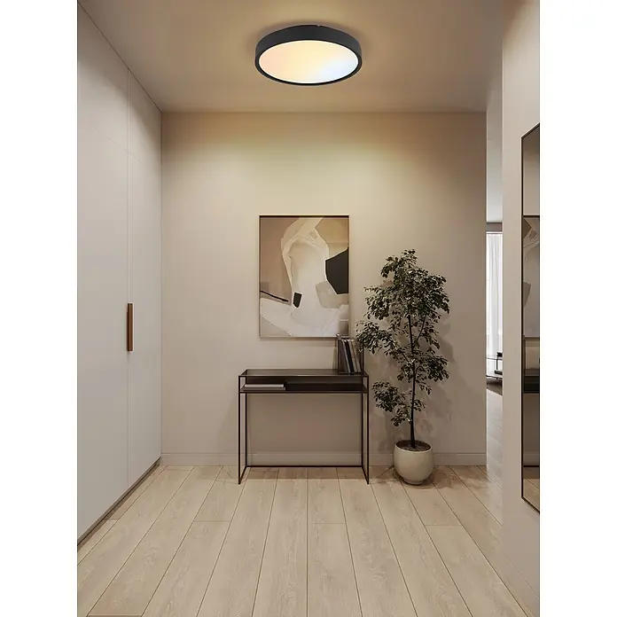 Globo LED-Deckenleuchte Jess - 57 W - Moderne, schwarz gerahmte LED-Deckenleuchte beleuchtet einen Flur mit sanftem, mehrfarbigem Licht.