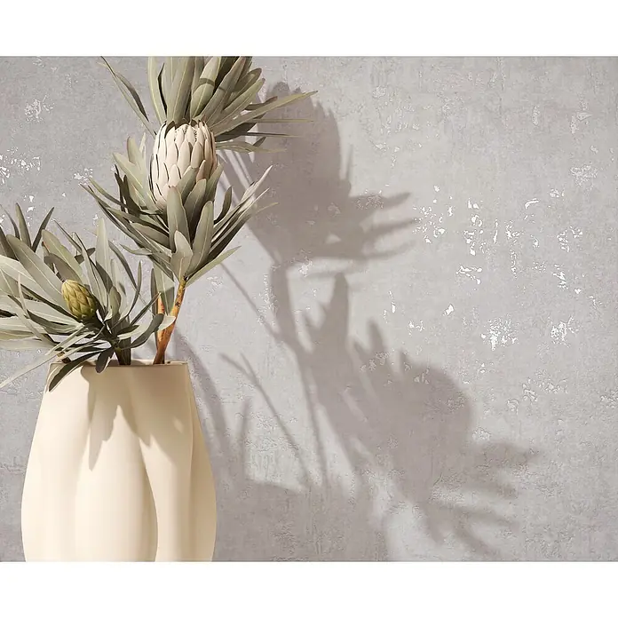 Marburg Vliestapete Novamur Naomi Putzoptik - Weiß, Sonstiges, 10,05 x 0,53 m - Cremeweiße skulpturale Vase mit zwei Protea-Blumen vor einer texturierten grauen Wand mit Schatten.
