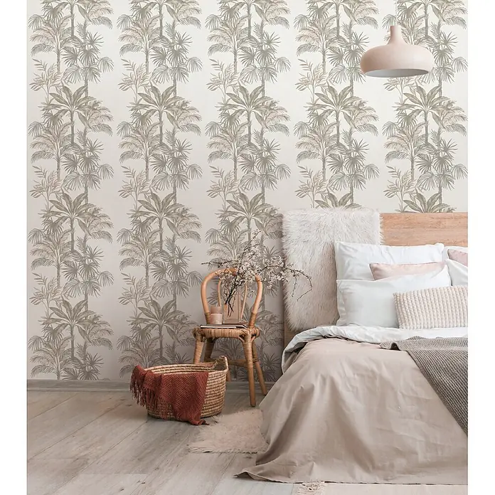 Marburg Vliestapete Novamur Leyla Floral I - Weiß-Beige, Floral, 10,05 x 0,53 m - Tapete mit neutralfarbenem Palmenmuster, die eine Schlafzimmerwand schmückt.
