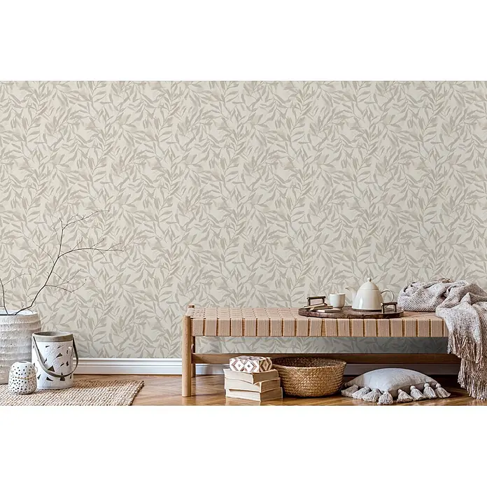 Marburg Vliestapete Novamur Leyla Floral - Beige, Floral, 10,05 x 0,53 m - Beigefarbene Tapete mit zartem botanischem Blattmuster, an einer Wand in einem gemütlichen Raum.