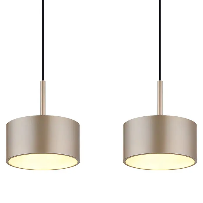 Globo LED-Pendelleuchte rund Raymond - 40 W, Warmweiß - Zwei moderne zylindrische champagnerfarbene Pendelleuchten aus Metall, an schwarzen Kabeln hängend, warmes Licht spendend.