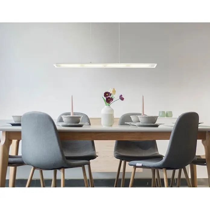 Globo LED-Pendelleuchte rund Novak - 20 W, Kaltweiß, L x B x H: 880 x 90 x 1.500 mm - Silberne lineare Pendelleuchte über einem Esstisch mit Gedecken und Blumen.