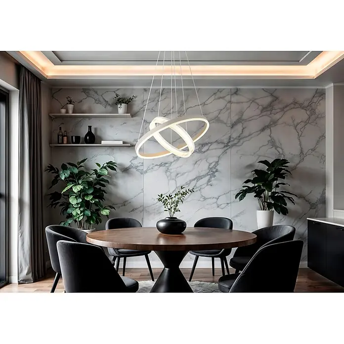 Globo LED-Pendelleuchte rund Zara - 30 W, Ø x H: 500 x 1.500 mm, Warmweiß - Moderner weißer Ring-Kronleuchter über einem runden Holztisch mit schwarzen Stühlen in einem stilvollen Raum.