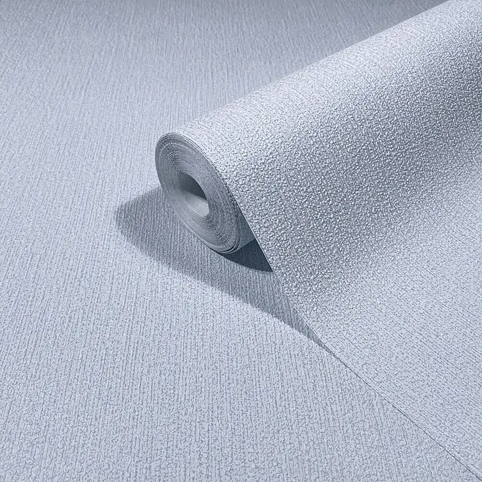 Marburg Vliestapete Novamur Mona Uni I - Weiß-Blau, Uni, 10,05 x 0,53 m - Hellblaue strukturierte Tapetenrolle, teilweise ausgerollt.