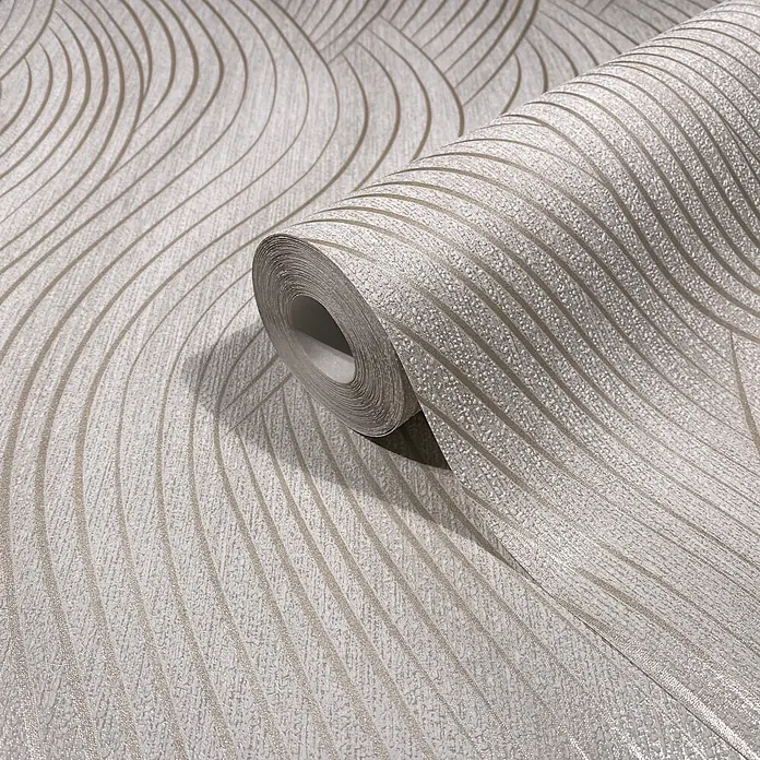 Marburg Vliestapete Novamur Mona Grafik - Beige-Grau, Grafisch, 10,05 x 0,53 m - Strukturierte Tapetenrolle mit schimmernden beigen Wellenlinien, teilweise abgerollt.