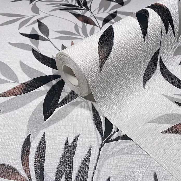 Marburg Vliestapete Novamur Mona Floral - Weiß-Schwarz, Floral, 10,05 x 0,53 m - Teilweise abgerollte weiße strukturierte Tapete mit schwarz, grau und braun getöntem Blattmuster.