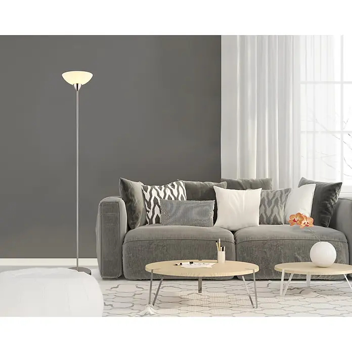 Globo Stehleuchte Lima - 60 W, Höhe: 1.800 mm, E27 - Ein plüschiges graues Sofa mit gemusterten Kissen in einem modernen Wohnzimmer mit Stehlampe und Couchtischen.