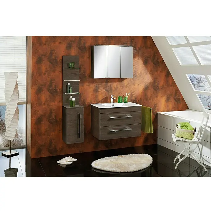Camargue Stella Seitenschrank - 30,4 x 32,5 x 151,6 cm, Eiche Maron - Badezimmer-Interieur mit modernem Waschtischunterschrank, Spiegelschrank und Hochschrank in Holzoptik, ergänzt durch stilvolle Accessoires.