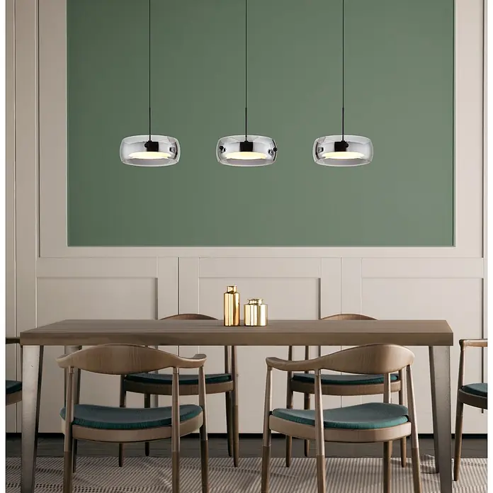 Globo LED-Pendelleuchte rund Livion - 30 W, L x B x H: 850 x 200 x 1.200 mm - Drei Pendelleuchten aus Chrom und Klarglas beleuchten einen Esstisch.