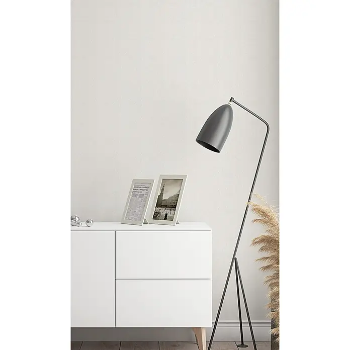 Marburg Vliestapete Easy Stability - Weiß, Sonstiges, 10,05 x 0,53 m - Ein minimalistisches weißes Sideboard mit einer modernen schwarzen Stehlampe in einem zeitgenössischen Wohnraum.