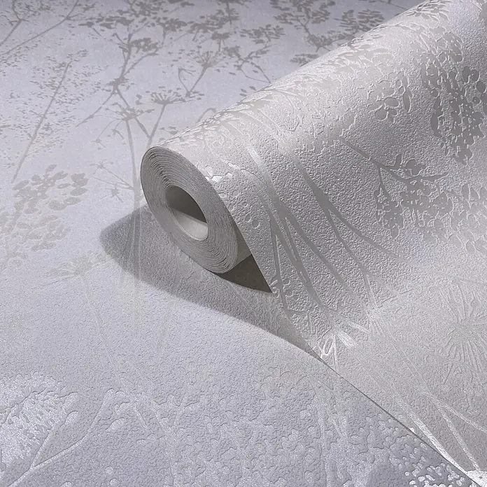 Marburg Vliestapete Novamur Mona Floral I - Weiß, Floral, 10,05 x 0,53 m - Rolle silbergrauer Tapete mit geprägtem botanischem Muster, abgerollt, um ihre texturierte Oberfläche zu zeigen.