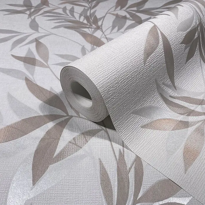 Marburg Vliestapete Novamur Mona Floral - Weiß-Beige, Floral, 10,05 x 0,53 m - Teilweise abgerollte, strukturierte weiße Tapete mit dezentem Muster aus braunen und silbernen Blättern.