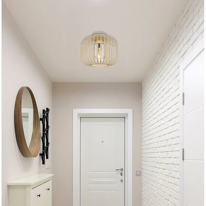 Globo Deckenleuchte Alfred - 40 W, E27 - Eine helle Deckenleuchte mit Holzlamellen erhellt einen modernen Flur. Die Leuchte hat eine sichtbare Glühbirne.